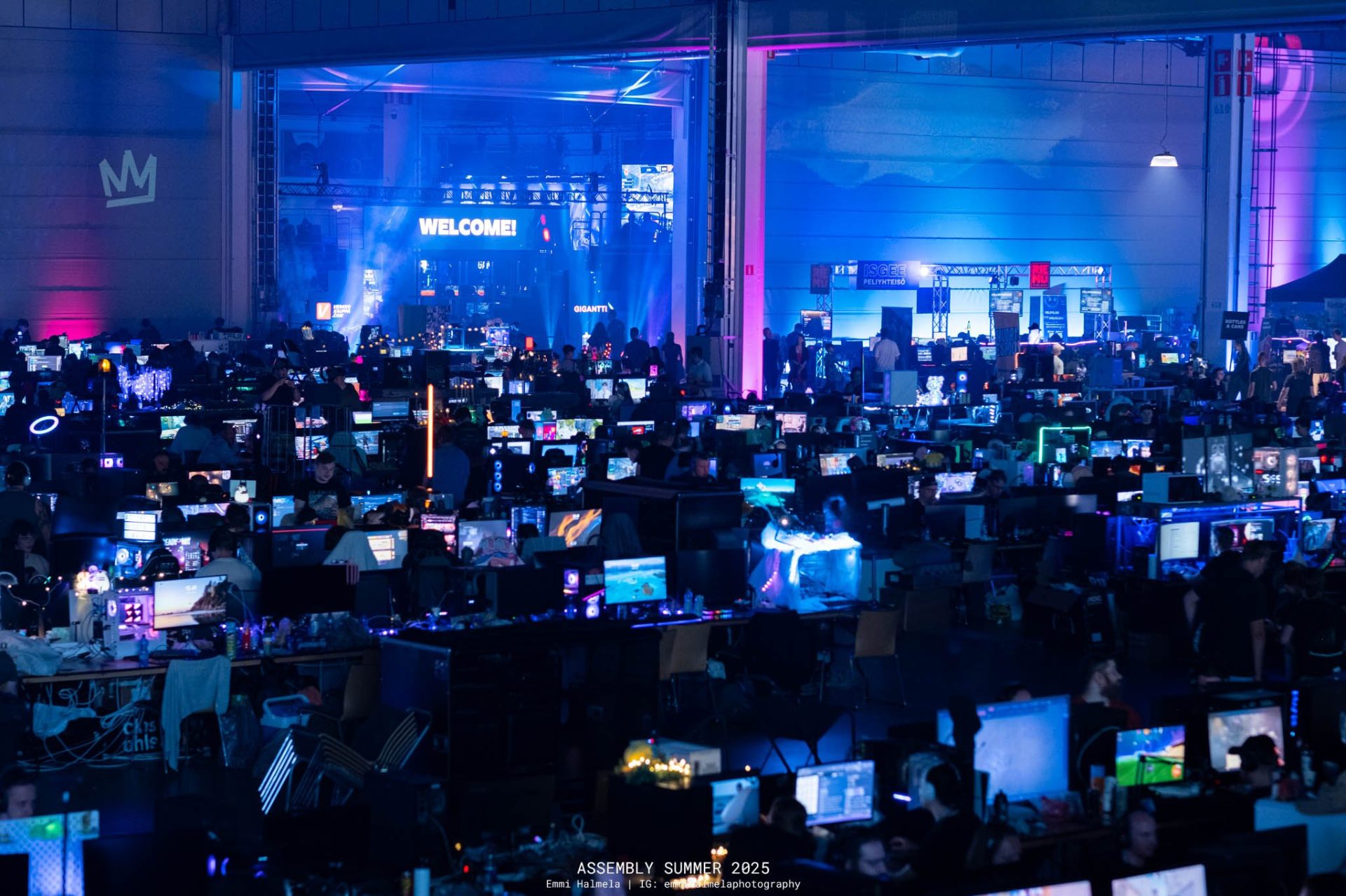 Assembly LAN hall with a giant 'WELCOME!' screen above the floor